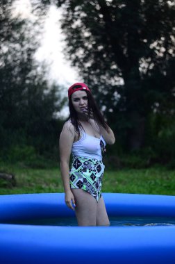 Gün batımında havuzda ıslak, güzel ve büyük bir model..