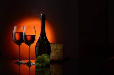 şişe ve ayaklı cam ile natürmort