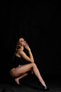 Yüksek seksi esmer iç çamaşırı stüdyo resmi.