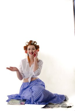 Kıvırcık saçlı, güzel bir mankenin yakın portresi.