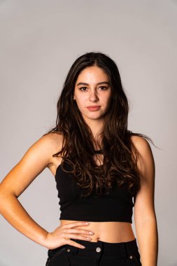 Açık renk elbiseli endişeli genç bir kadının portresi. Stüdyonun beyaz arka planında, elleri izole bir şekilde burnunu kapatıyor. İnsanlar samimi duygular, yaşam tarzı konsepti. Kopyalama alanı oluştur