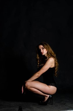 Yüksek seksi esmer iç çamaşırı stüdyo resmi.