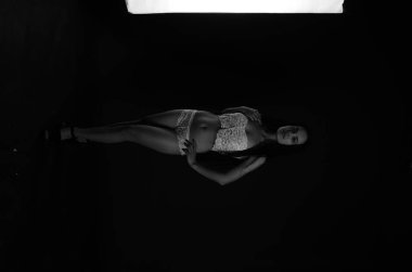 Stüdyoda şık keten bir esmer içinde güzel bir kadın..