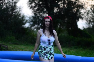 Gün batımında havuzda ıslak, güzel ve büyük bir model..