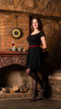 Artı siyah gece elbisesi giyen bir manken, lüks içinde şişman bir kadın, tam boy portre, profesyonel makyaj ve saç stili.