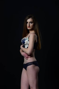 Sarı ceketli, uzun boylu, zarif bir bayan.