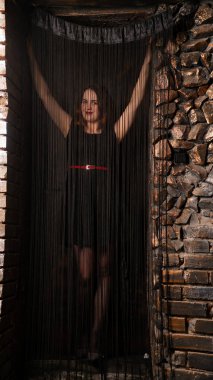 Siyah ipliklerin arkasında poz veren kadını baştan çıkar..