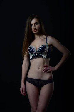 Sarı ceketli, uzun boylu, zarif bir bayan.