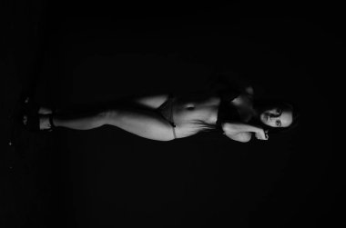 Stüdyoda şık keten bir esmer içinde güzel bir kadın..