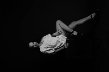 Şık keten, lüks bir esmer içinde genç ve güzel bir kadın. 