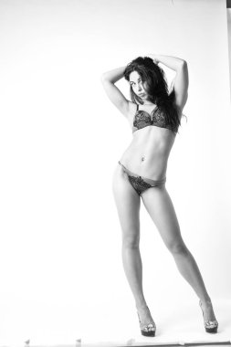 Şık keten, lüks bir esmer içinde genç ve güzel bir kadın. 