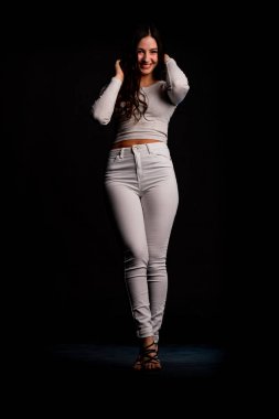 Saçları topuz şeklinde olan genç bayan kollarını kavuşturup yukarı bakıyor. Gri elbiseli, ısıran dudakları olan, arzularını düşünen kaprisli kadın manken. Hayal dünyası konsepti