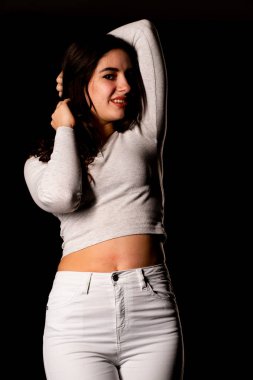 Saçları topuz şeklinde olan genç bayan kollarını kavuşturup yukarı bakıyor. Gri elbiseli, ısıran dudakları olan, arzularını düşünen kaprisli kadın manken. Hayal dünyası konsepti