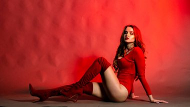 Yüksek seksi esmer iç çamaşırı stüdyo resmi.