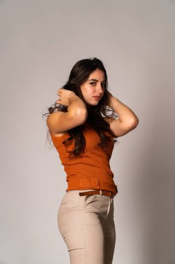 Güzel esmer model, karanlık odada poz veriyor. 