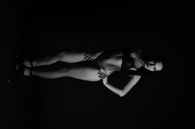 Stüdyoda şık keten bir esmer içinde güzel bir kadın..