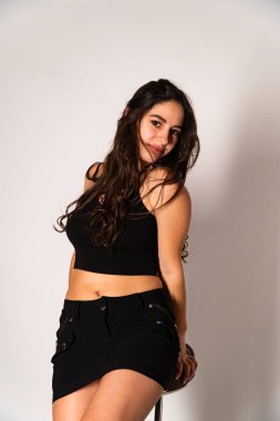 Açık renk elbiseli endişeli genç bir kadının portresi. Stüdyonun beyaz arka planında, elleri izole bir şekilde burnunu kapatıyor. İnsanlar samimi duygular, yaşam tarzı konsepti. Kopyalama alanı oluştur