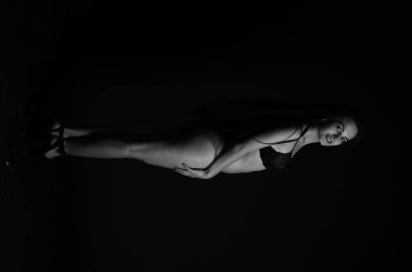 Stüdyoda şık keten bir esmer içinde güzel bir kadın..