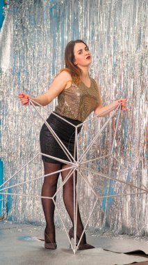 Stüdyoda poz veren parlak noel süsleriyle güzel seksi kadın, tatil konsepti.   