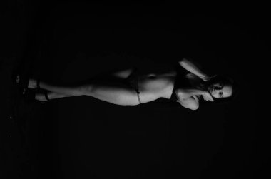 Stüdyoda şık keten bir esmer içinde güzel bir kadın..