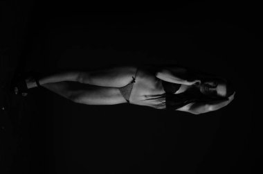 Stüdyoda şık keten bir esmer içinde güzel bir kadın..