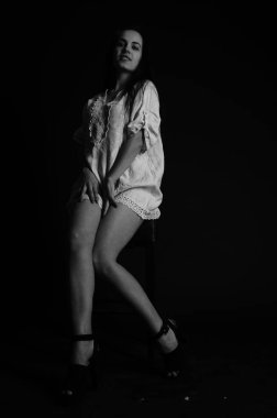 Şık keten, lüks bir esmer içinde genç ve güzel bir kadın. 