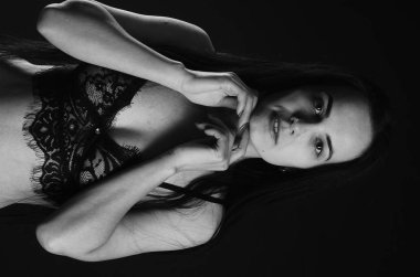 Stüdyoda şık keten bir esmer içinde güzel bir kadın.