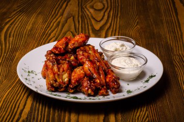 Tavuk kanadı yemek tabağı