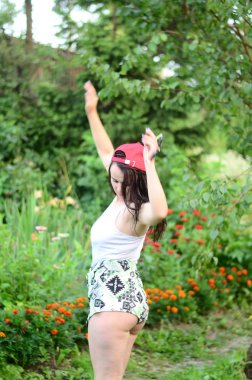 Gün batımında, havuzda ıslak güzel bir kız bedeni.