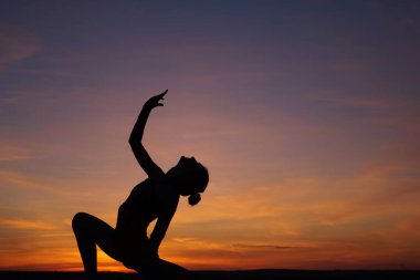 dans dansçı gün batımına karşı havada böler yok