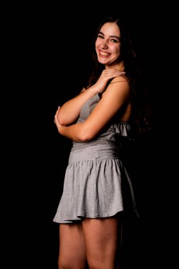 Seksi, güzel, esmer, esmer bir kadın. Kıyafet şortu ve ceket makyajı giyiyor. Ofis tarzı şık bir iş kadını. Resmi elbise. Dalgalı saçlı, çekici bir kız.