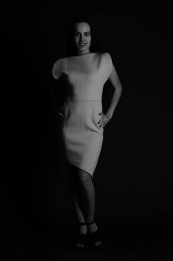 Stüdyoda şık keten bir esmer içinde güzel bir kadın..