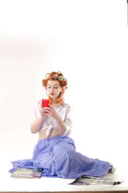 Kıvırcık saçlı, güzel bir mankenin yakın portresi.