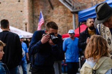 Lutsk, Ukrayna - 05 Mayıs 2019: Gıda Festivali sokak yemekleri insanları  