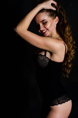 Yüksek seksi esmer iç çamaşırı stüdyo resmi.