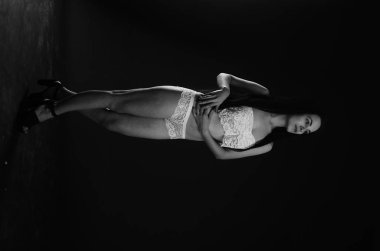 Stüdyoda şık keten bir esmer içinde güzel bir kadın..