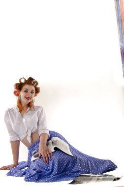 Kıvırcık saçlı, güzel bir mankenin yakın portresi.