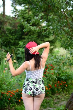 Gün batımında, havuzda ıslak güzel bir kız bedeni.