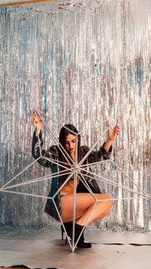 Stüdyoda poz veren parlak noel süsleriyle güzel seksi kız, tatil konsepti.  