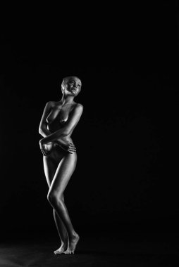 Gümüş rengi vücut boyalı genç atletik kadın.