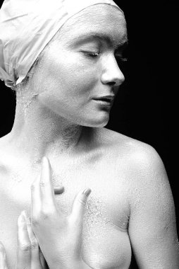 Gümüş rengi vücut boyalı genç atletik kadın.