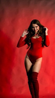 Yüksek seksi esmer iç çamaşırı stüdyo resmi.