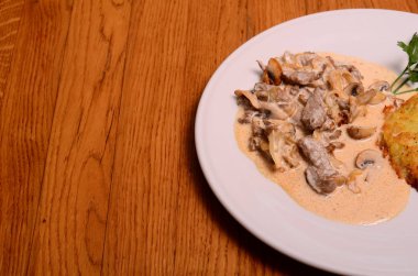 mantar ile domuz eti güveç ile servis patates pastası