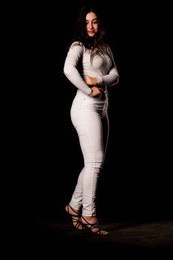 Saçları topuz şeklinde olan genç bayan kollarını kavuşturup yukarı bakıyor. Gri elbiseli, ısıran dudakları olan, arzularını düşünen kaprisli kadın manken. Hayal dünyası konsepti