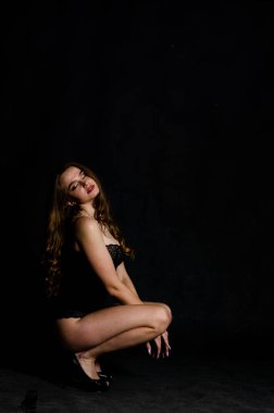 Yüksek seksi esmer iç çamaşırı stüdyo resmi.