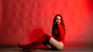 Yüksek seksi esmer iç çamaşırı stüdyo resmi.