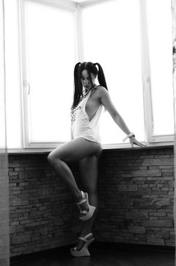 Güzel, seksi bir esmer keten içinde poz veriyor.