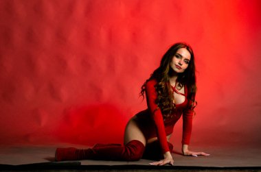 Yüksek seksi esmer iç çamaşırı stüdyo resmi.