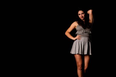 Seksi, güzel, esmer, esmer bir kadın. Kıyafet şortu ve ceket makyajı giyiyor. Ofis tarzı şık bir iş kadını. Resmi elbise. Dalgalı saçlı, çekici bir kız.