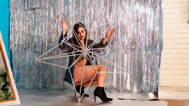 Stüdyoda poz veren parlak noel süsleriyle güzel seksi kız, tatil konsepti.  